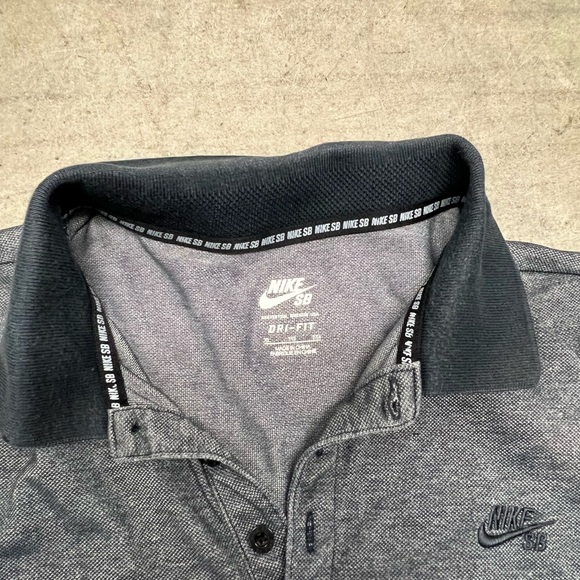 Nike Men's Black and Gray Ombre SB Shirt - Picture 4 of 7